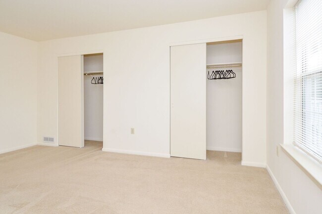 Building Photo - 702 Wildflower Dr