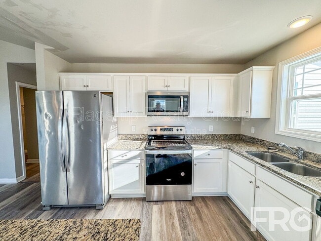 Building Photo - 102 Michael Thomas Pl