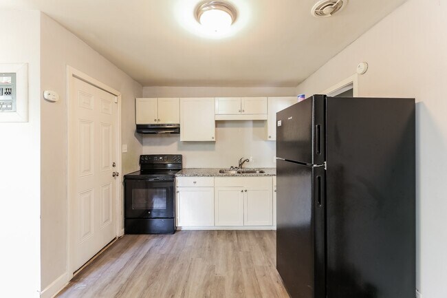 Building Photo - 606 Fleetwood Cir