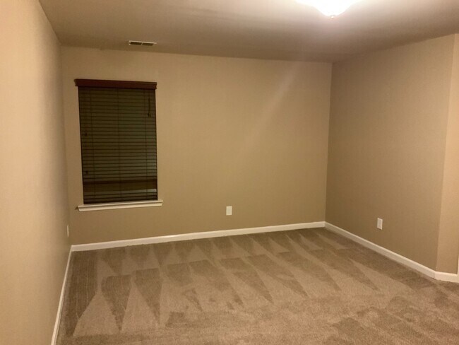 Building Photo - Move-in Ready $500.00 off 1st month rent C...