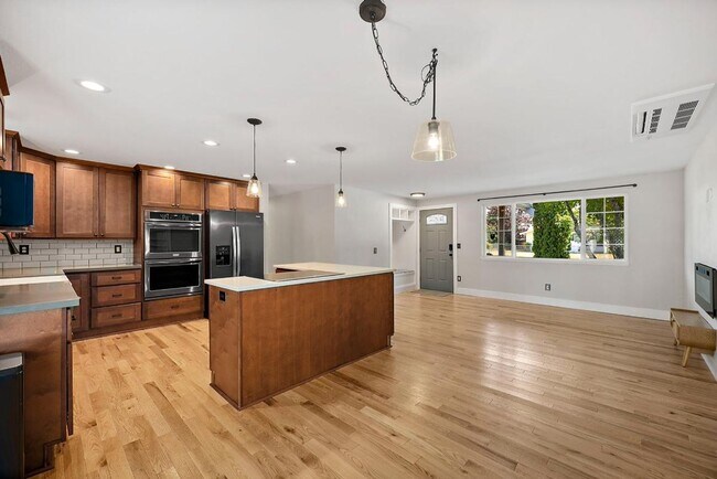 Building Photo - Beautiful Steilacoom Home with Private ADU, Covered Patio, Bonus Gym & A/C!