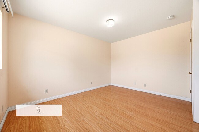 Building Photo - 5934 1/2 Alessandro Ave