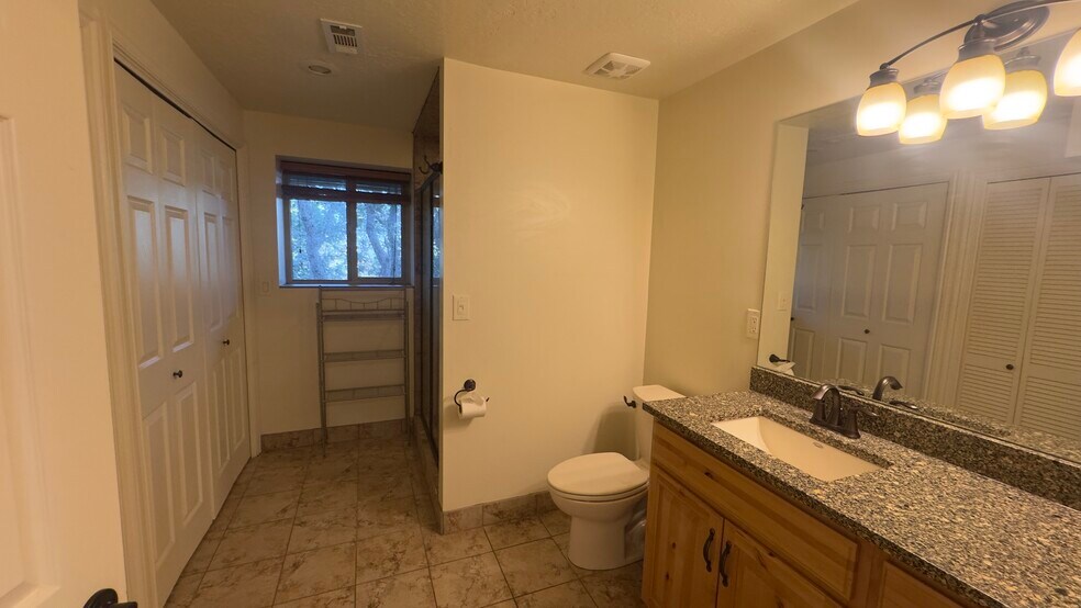 Building Photo - 441 Canyon Estates Dr