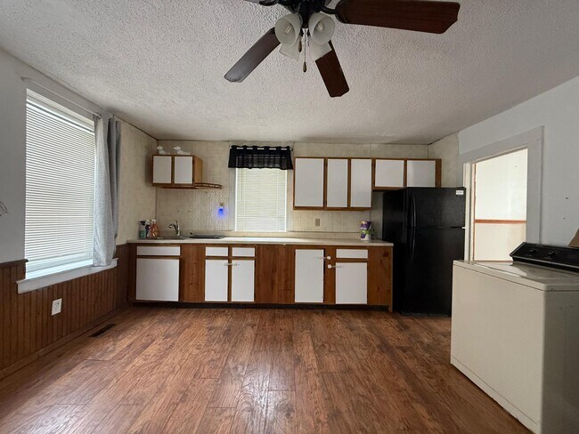 Building Photo - 977 Riverside Dr