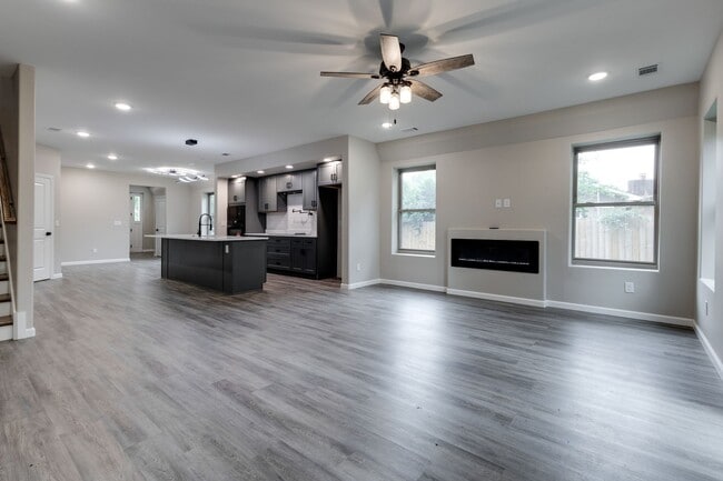 Building Photo - 271 Garry Dr