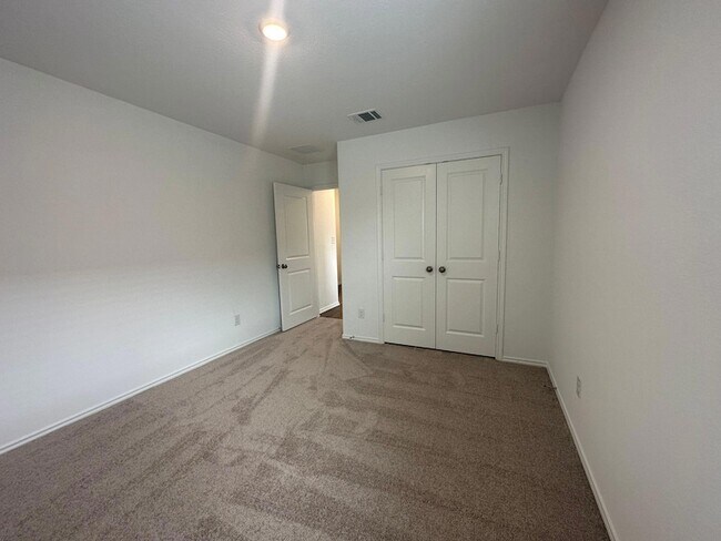 Building Photo - 121 Seminole Dr