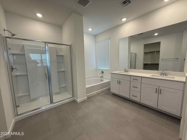 Building Photo - 15995 W Honeysuckle Dr
