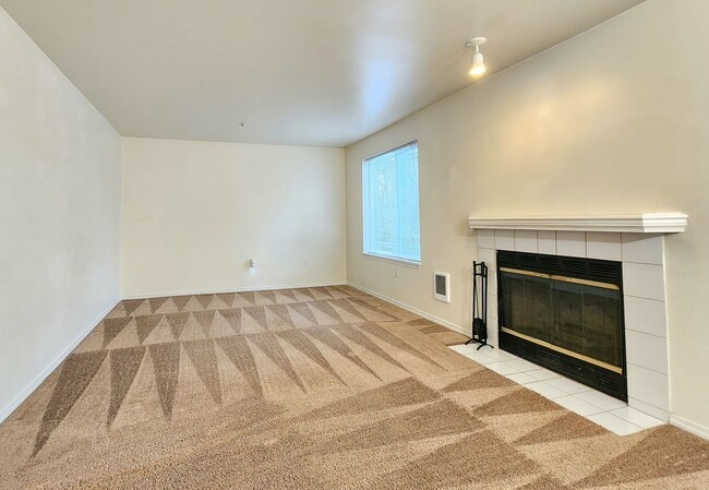 Building Photo - 2 Bed/ 2 Bath Condo Everett Near Boeing and Paine Airport