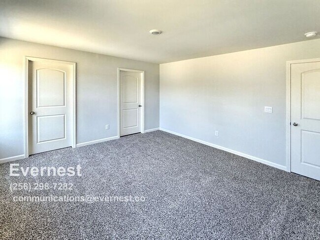 Building Photo - 3-Bedroom, 2.5-Bathroom Townhouse in a Pri...