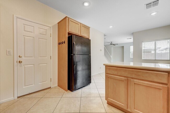 Building Photo - *MOUNTAINS EDGE 3 BED 2.5 BATH * COMMUNITY POOL, FITNESS CENTER, AND SPA *