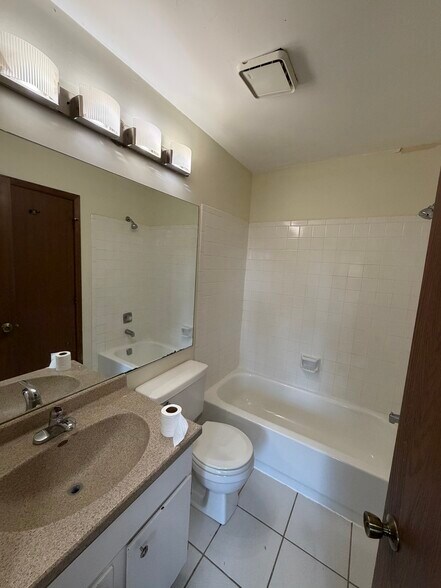 Building Photo - 2617 Oakshire Ct