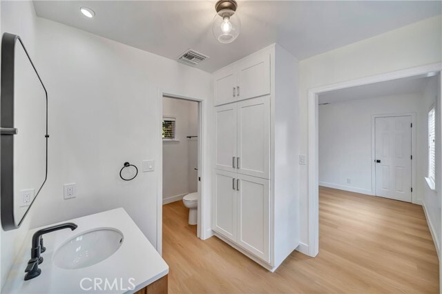 Building Photo - 546 S Beachwood Dr