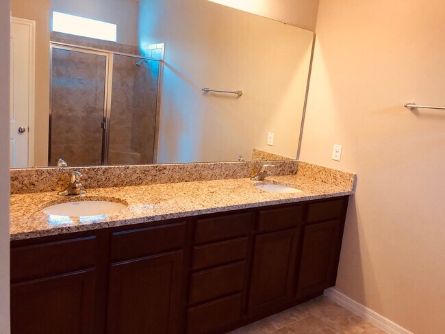 Building Photo - Gorgeous 4-Bedroom, 2-Bathroom  Home in Wi...