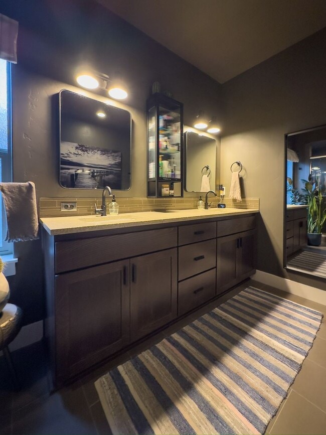 Building Photo - Stunning home available in Stone Creek!  Must see the interior!