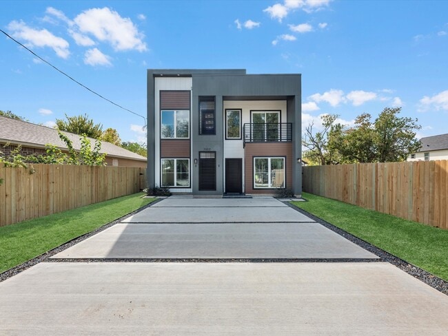 Primary Photo - 7802 Queen St