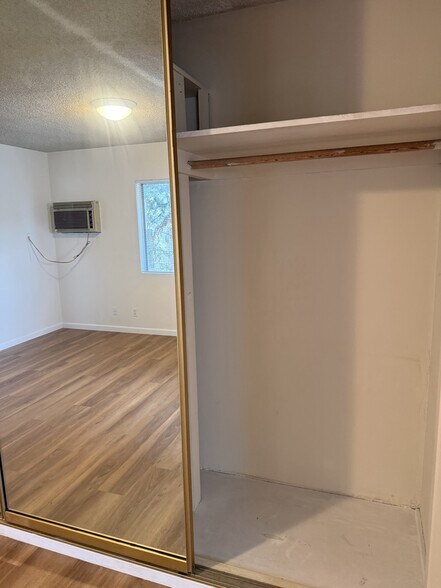 Building Photo - 330 E Fairview Ave