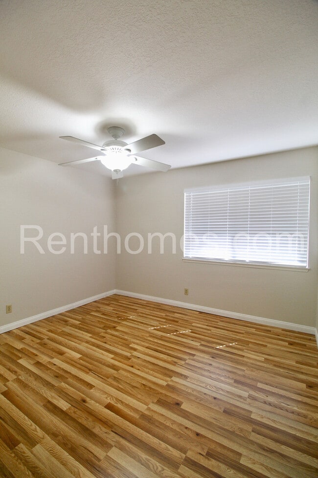 Building Photo - 2822 Mesa Dr