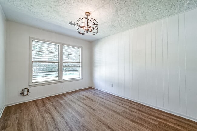 Building Photo - 1 E Southlawn Ave
