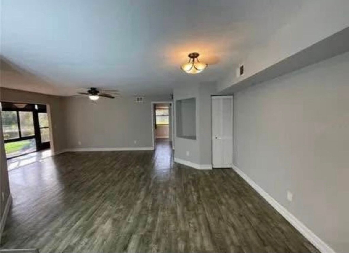 Building Photo - 2650 Oak Park Way