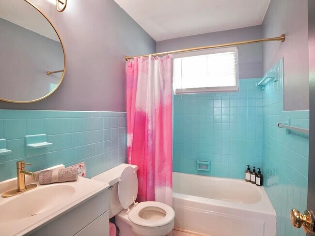 Building Photo - Three Bedroom Home