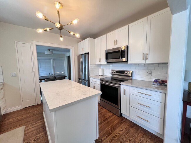 Building Photo - Fully Updated Home in San Leandro Available for Rent!!