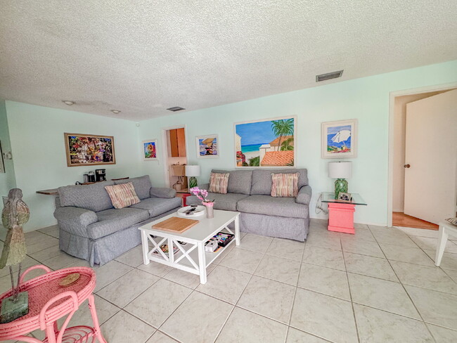 Building Photo - Gorgeous pool and spa home in central Sarasota