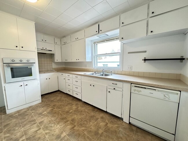 Building Photo - Charming 3 Bedroom, 2 Bath Home in Sellwood for rent!