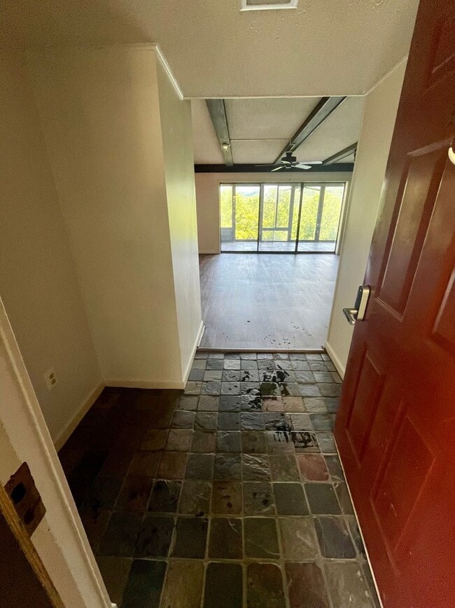 Building Photo - Well-Located One-Level Condo -- Just Minut...