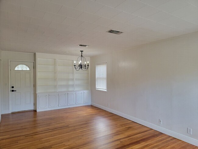 Building Photo - Beautiful cottage in East Hill area!