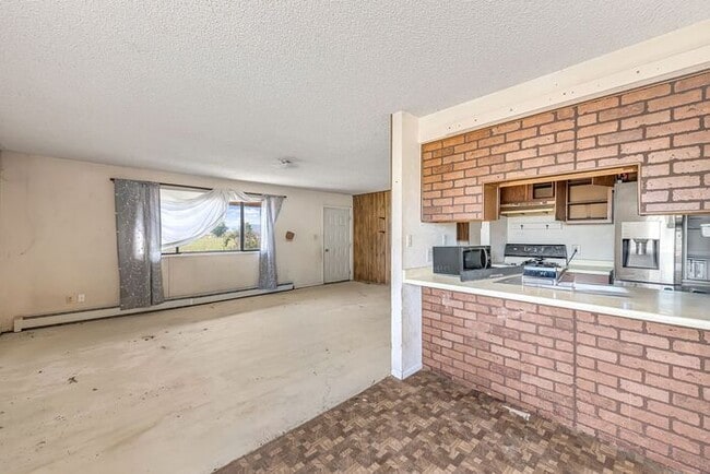Building Photo - Home with Mountain Views!