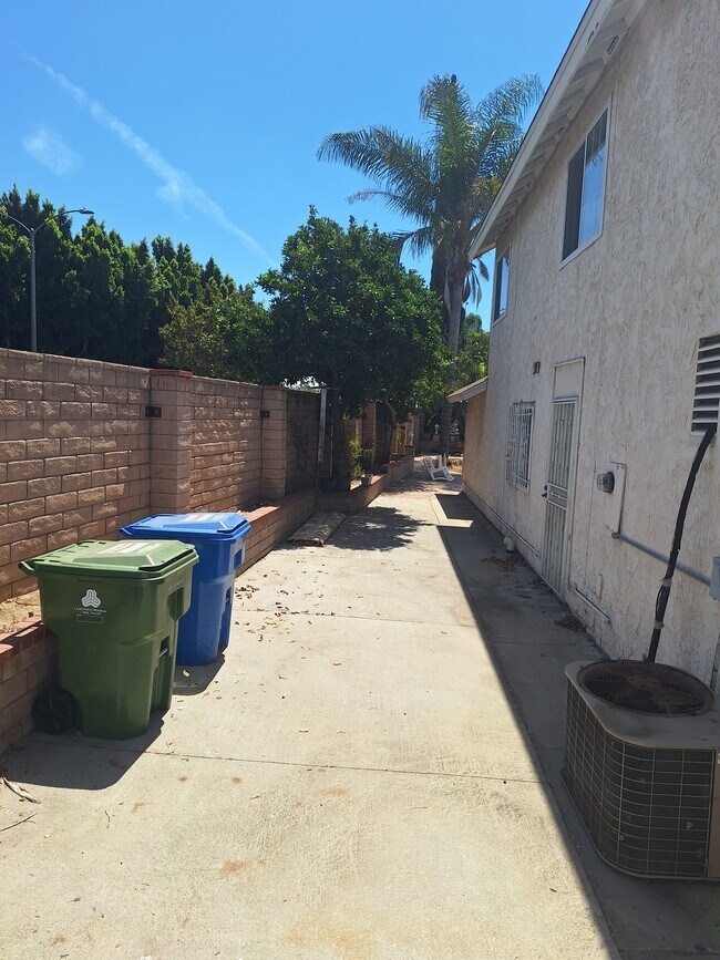 Side yard with RV access/ park - 14900 Simonds St