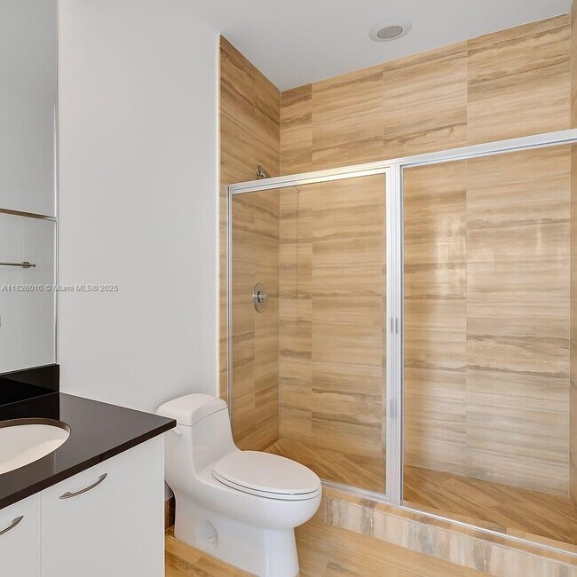 Building Photo - 15811 Collins Ave
