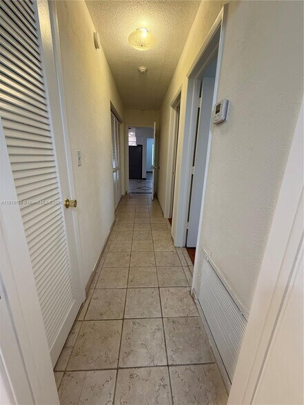 Building Photo - 1721 NE 48th Ct