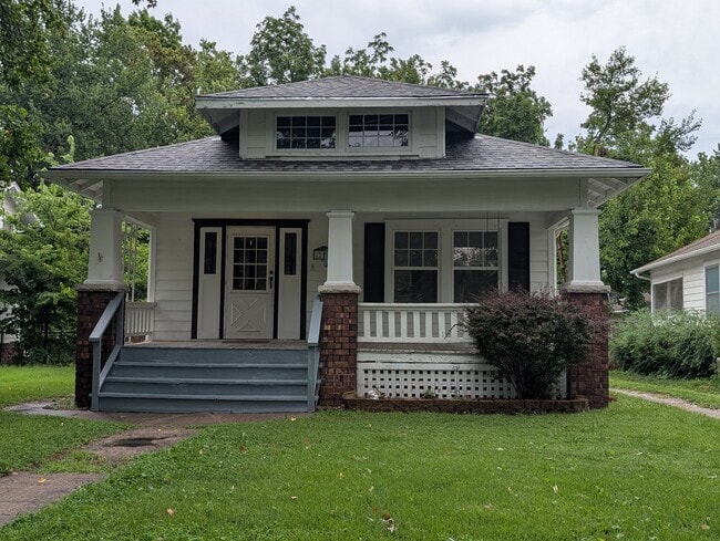 Building Photo - 214 SW Broadmoor Ave