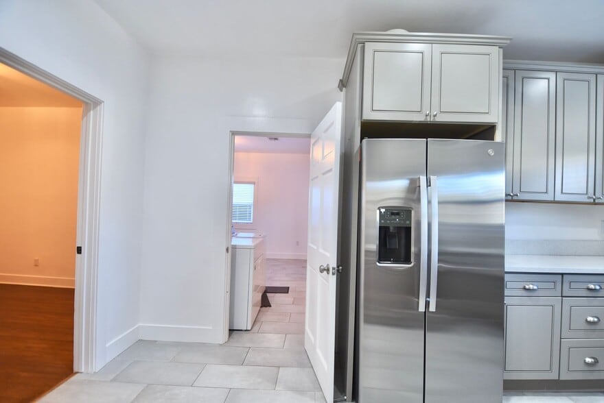 Building Photo - 2214 Elsinore St