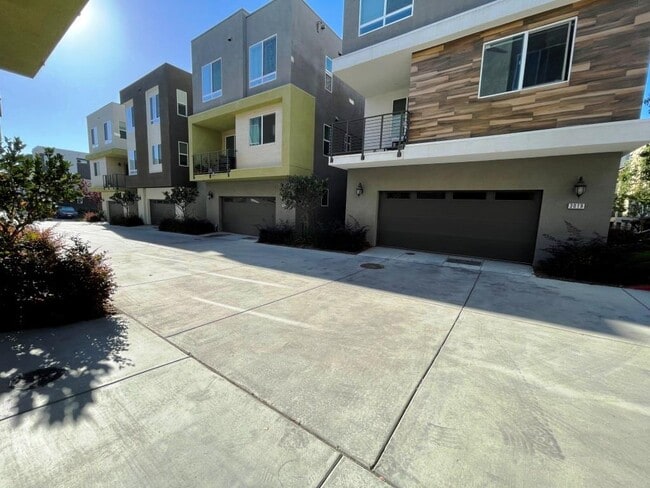 Building Photo - 168 Llano de los Robles Ave