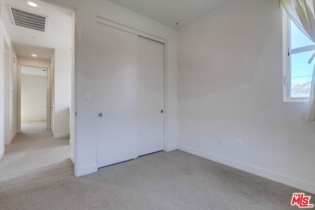 Building Photo - 2700 E Chaucer St