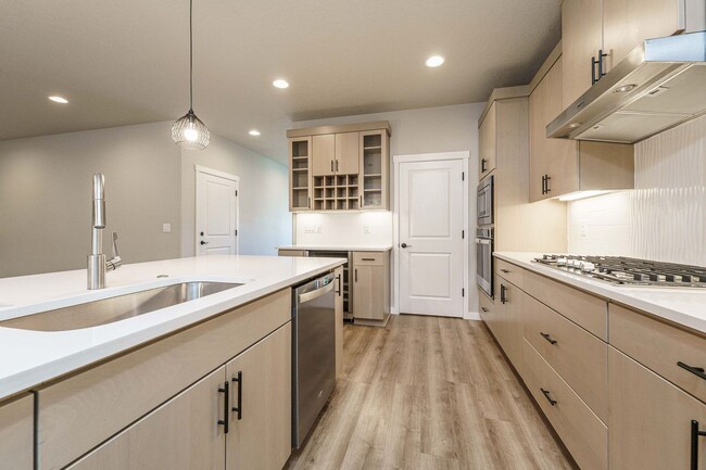 Building Photo - Spacious 4BR Modern Retreat and Luxury Liv...