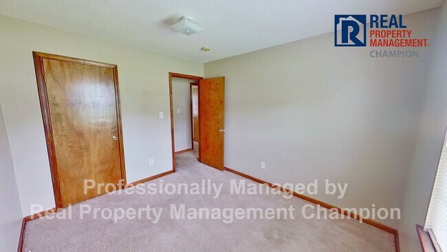 Building Photo - Charming home on Quiet Cul-de-Sac with Ful...