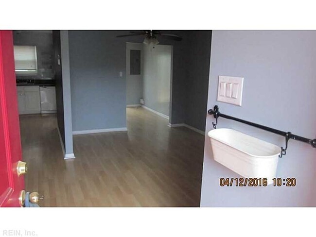 Building Photo - Spacious two-bedroom townhouse