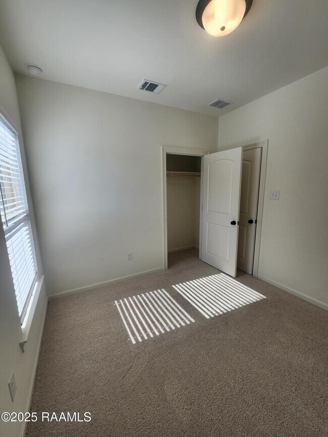 Building Photo - 208 Stockbridge Ln