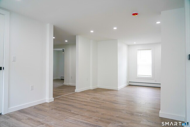 Building Photo - 162 Hobart St