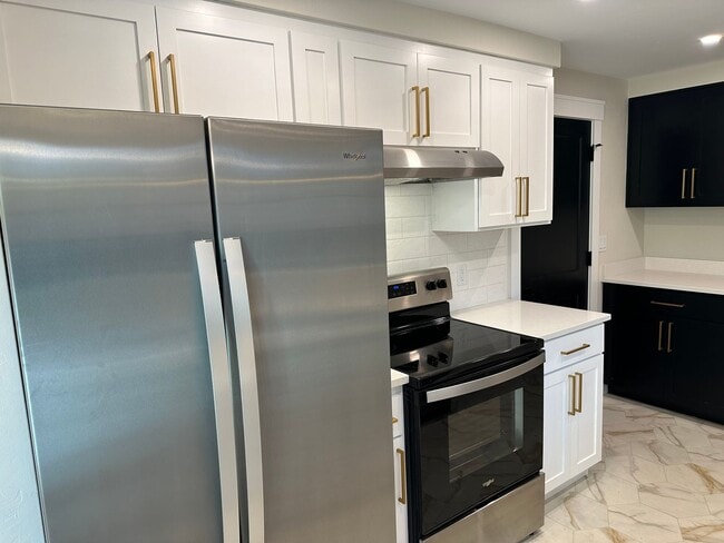 Building Photo - Luxury 2 bedroom 1 bath duplex in a great neighborhood!