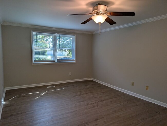 Building Photo - Cozy 2 story, 5 bedroom, 3.5 bathroom hous...