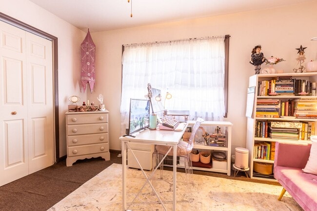 Building Photo - AVAILABLE AUGUST 2026 - Beautiful 2 bedroom Home on a Quiet Street!