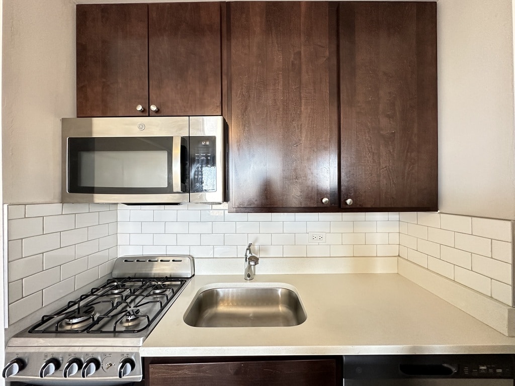 Building Photo - 3335 W Diversey Ave