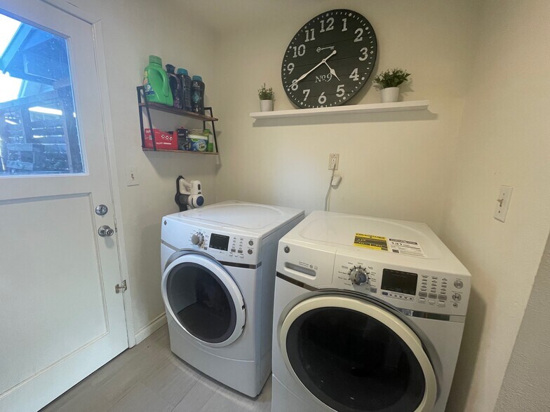 Dedicated Laundry and Storage - 7611 SE Insley St