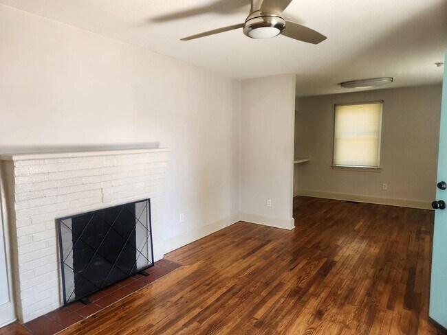 Building Photo - Lovely 2 Bedroom Bath