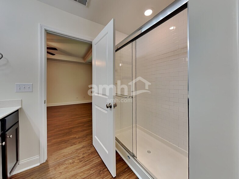 Building Photo - 223 S Live Oak Dr
