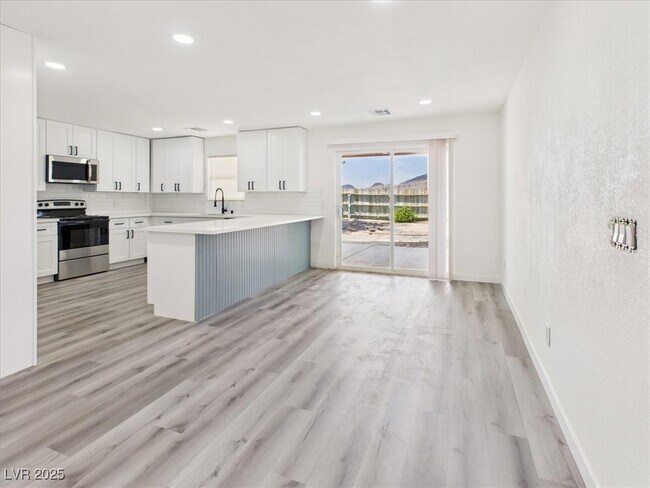 Building Photo - 5610 N Linda St